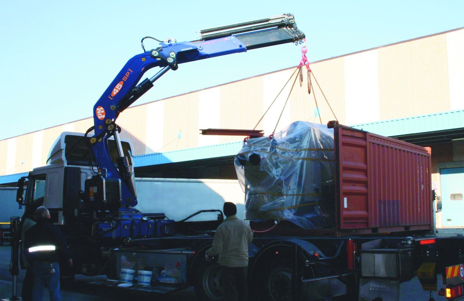 PM 45SP knuckle boom crane loading a container